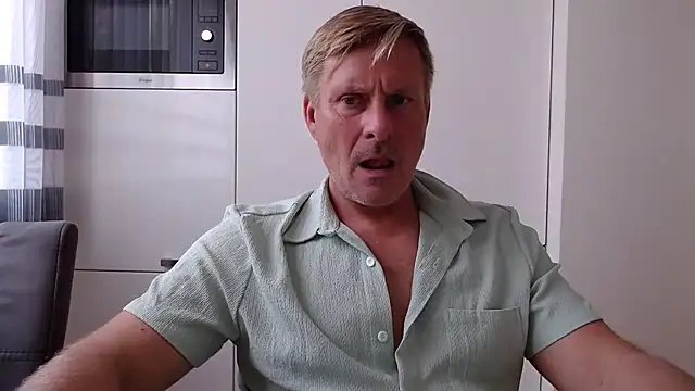 Snapshot of johnnym1 chatting on October 24, 2025, 10:25 am johnnym1 online show from October 24, 2025, 10:25 am