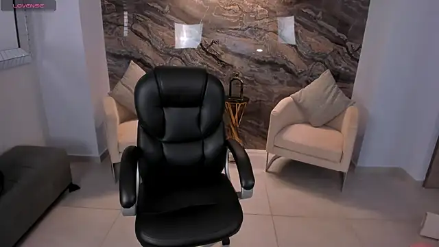 Snapshot of RoxanneHill_ chatting on March 5, 2025, 8:10 pm RoxanneHill online show from March 5, 2025, 8:10 pm