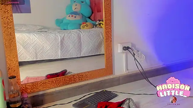 Snapshot of madison_little_ chatting on March 19, 2025, 5:50 pm madison little online show from March 19, 2025, 5:50 pm