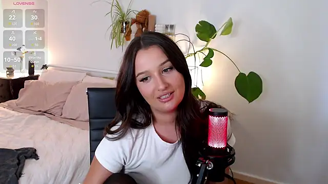 Snapshot of Lenas_Room chatting on April 2, 2026, 7:37 am Lenas Room online show from April 2, 2026, 7:37 am