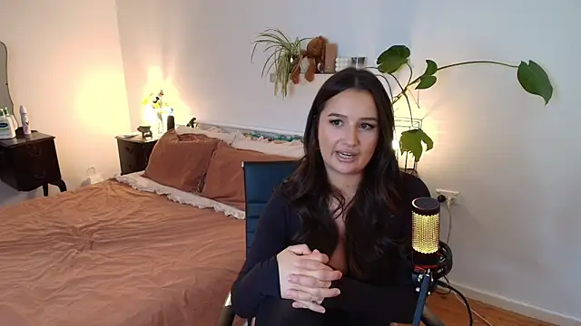 Snapshot of Lenas_Room chatting on March 10, 2026, 7:23 am Lenas Room online show from March 10, 2026, 7:23 am