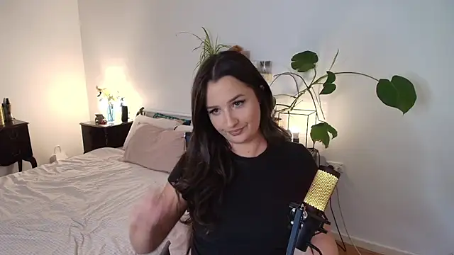 Snapshot of Lenas_Room chatting on March 25, 2026, 6:35 am Lenas Room online show from March 25, 2026, 6:35 am