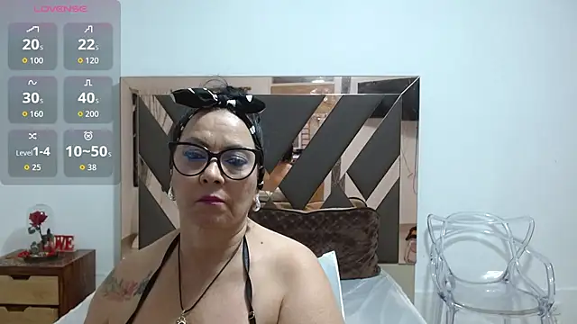 Snapshot of lindaesmeralda chatting on May 27, 2026, 10:55 am lindaesmeralda online show from May 27, 2026, 10:55 am