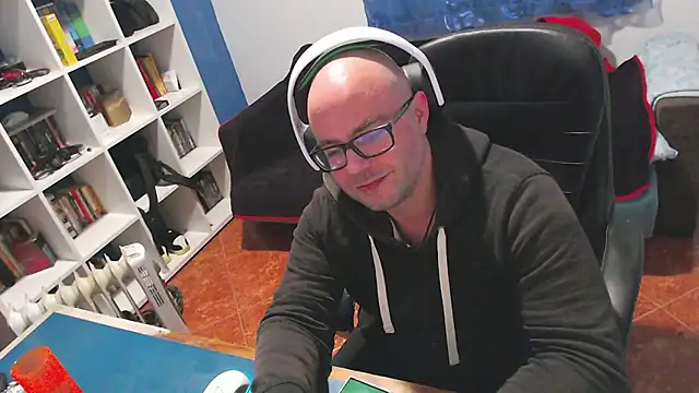 ravingr4d4 online show from December 17, 2025, 10:15 pm