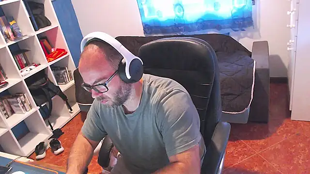 ravingr4d4 online show from June 9, 2026, 8:04 am