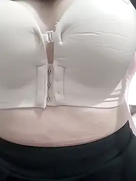 Snapshot of SweetGirl2k2 chatting on March 4, 2025, 2:38 am SweetGirl2k2 online show from March 4, 2025, 2:38 am