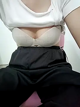 Snapshot of SweetGirl2k2 chatting on October 16, 2025, 1:58 am SweetGirl2k2 online show from October 16, 2025, 1:58 am