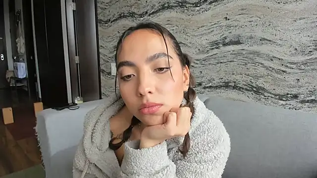 Sophi  a online show from November 12, 2025, 8:01 pm