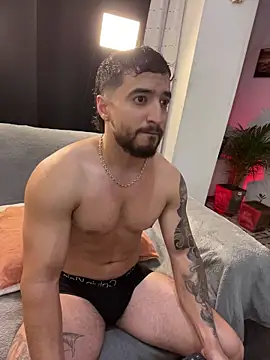 Snapshot of AndrewMartinez chatting on November 4, 2025, 11:30 pm AndrewMartinez online show from November 4, 2025, 11:30 pm