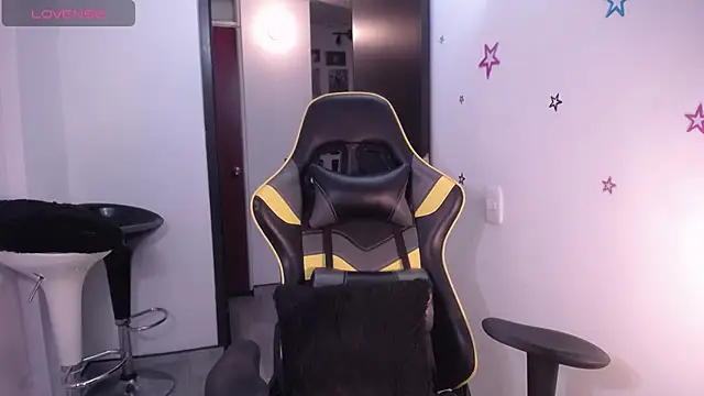 22Emma  online show from November 3, 2025, 1:44 am