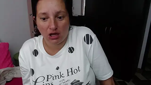 CristialJones  online show from October 10, 2025, 12:06 pm