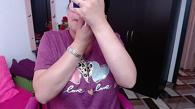 Snapshot of CristialJones_ chatting on October 6, 2025, 2:51 pm CristialJones online show from October 6, 2025, 2:51 pm