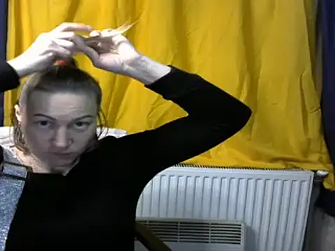 wLESLYMOSw online show from December 5, 2024, 5:55 pm