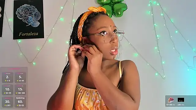 Snapshot of EmmaSanzz_ chatting on March 11, 2025, 11:44 am EmmaSanzz online show from March 11, 2025, 11:44 am