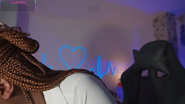 Snapshot of EmmaSanzz_ chatting on November 24, 2025, 11:32 am EmmaSanzz online show from November 24, 2025, 11:32 am