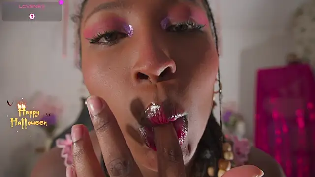 Snapshot of EmmaSanzz_ chatting on November 2, 2025, 12:10 pm EmmaSanzz online show from November 2, 2025, 12:10 pm