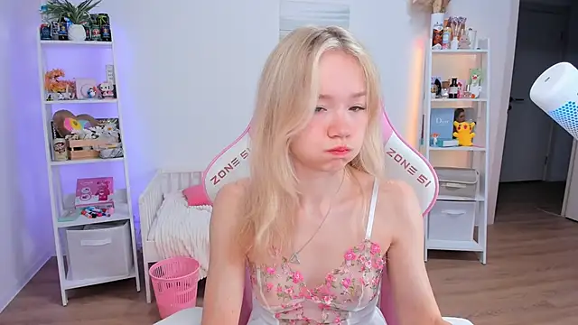 Snapshot of Lily_Young chatting on March 22, 2025, 4:14 am Lily Young online show from March 22, 2025, 4:14 am
