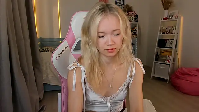 Snapshot of Lily_Young chatting on October 9, 2025, 5:19 am Lily Young online show from October 9, 2025, 5:19 am