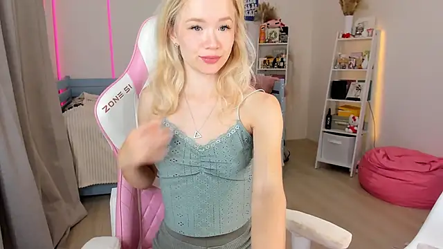 Snapshot of Lily_Young chatting on October 13, 2025, 5:20 am Lily Young online show from October 13, 2025, 5:20 am