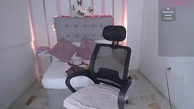 Mariana Rojas online show from December 19, 2025, 4:16 am