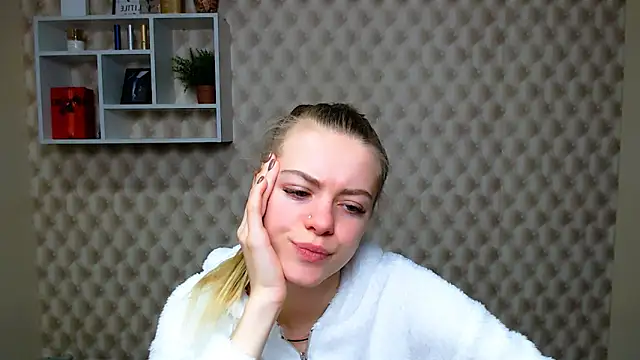 Snapshot of AliceFlirtt_ chatting on October 22, 2025, 9:42 am AliceFlirtt online show from October 22, 2025, 9:42 am