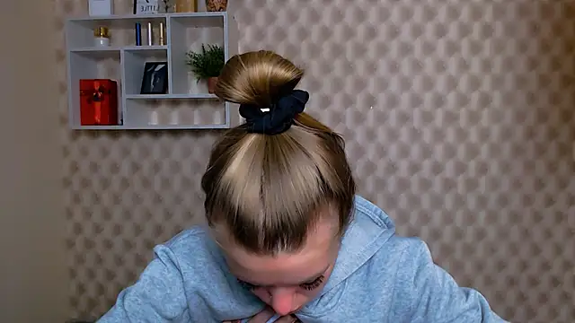 Snapshot of AliceFlirtt_ chatting on October 28, 2025, 8:35 am AliceFlirtt online show from October 28, 2025, 8:35 am