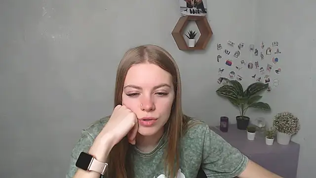 Snapshot of AliceFlirtt_ chatting on September 29, 2025, 12:22 pm AliceFlirtt online show from September 29, 2025, 12:22 pm