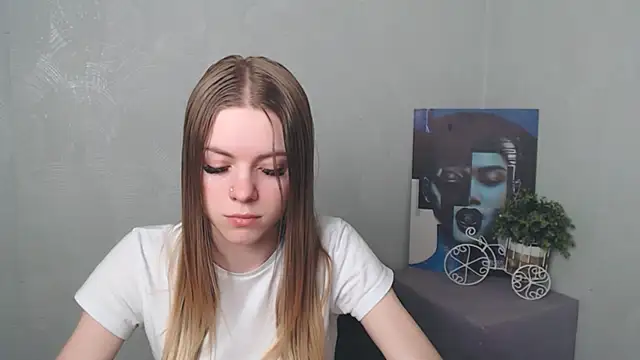 Snapshot of AliceFlirtt_ chatting on March 18, 2025, 3:22 pm AliceFlirtt online show from March 18, 2025, 3:22 pm