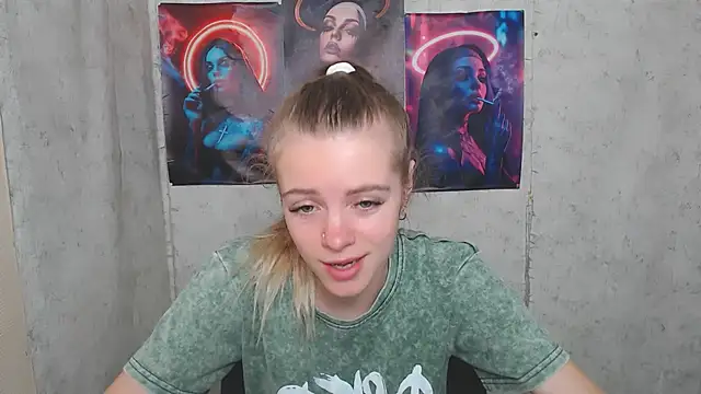 Snapshot of AliceFlirtt_ chatting on September 12, 2025, 8:25 am AliceFlirtt online show from September 12, 2025, 8:25 am