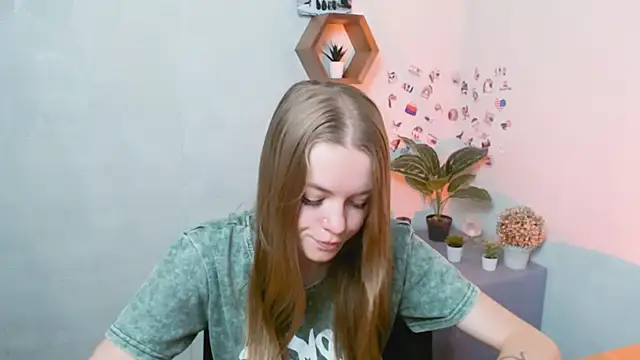 Snapshot of AliceFlirtt_ chatting on September 19, 2025, 8:51 am AliceFlirtt online show from September 19, 2025, 8:51 am