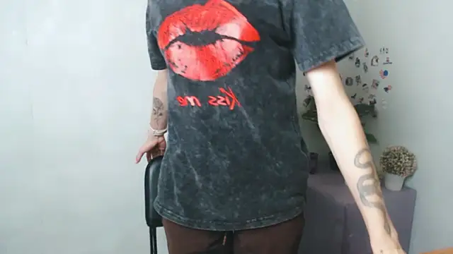 Snapshot of AliceFlirtt_ chatting on September 9, 2025, 10:03 am AliceFlirtt online show from September 9, 2025, 10:03 am