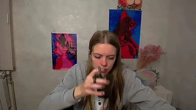 Snapshot of AliceFlirtt_ chatting on October 21, 2025, 8:25 am AliceFlirtt online show from October 21, 2025, 8:25 am