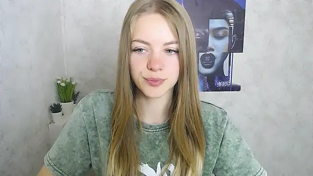 Snapshot of AliceFlirtt_ chatting on September 13, 2025, 8:36 am AliceFlirtt online show from September 13, 2025, 8:36 am