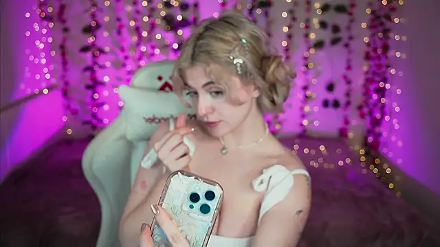 your favoritegirls online show from March 19, 2026, 5:02 pm