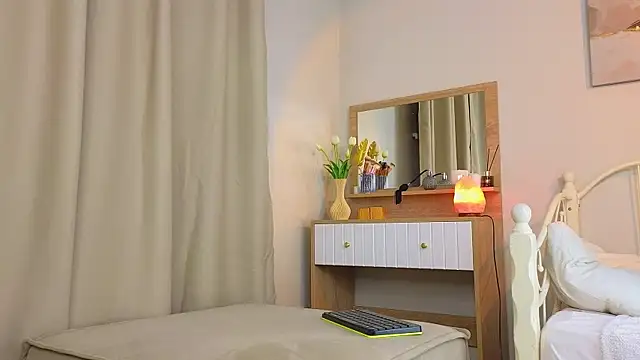 Snapshot of KateBleare chatting on March 12, 2025, 6:11 pm KateBleare online show from March 12, 2025, 6:11 pm