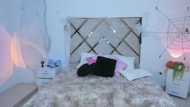 Snapshot of queenie_star chatting on October 28, 2025, 10:20 pm queenie star online show from October 28, 2025, 10:20 pm