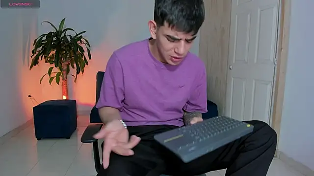 Ares Johnson online show from November 4, 2025, 6:44 pm