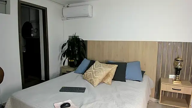 rebeca cortez  online show from February 20, 2026, 7:49 pm