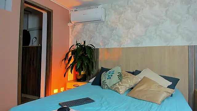 rebeca cortez  online show from March 25, 2026, 7:35 pm