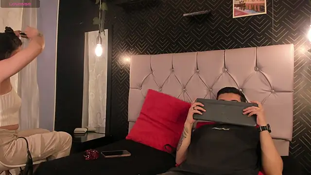 BradLovEmma  online show from November 7, 2025, 1:32 am