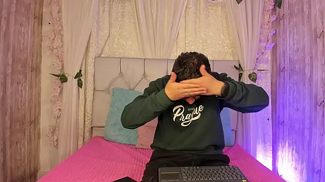 BradLovEmma  online show from November 3, 2025, 4:43 pm