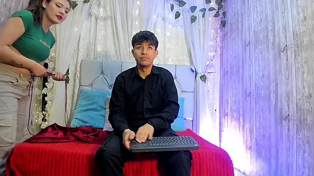 BradLovEmma  online show from October 28, 2025, 1:32 pm