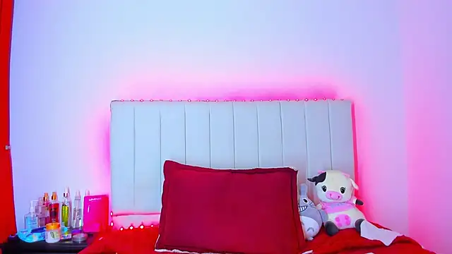 Snapshot of caro_lyne_ chatting on May 4, 2026, 5:05 pm caro lyne online show from May 4, 2026, 5:05 pm