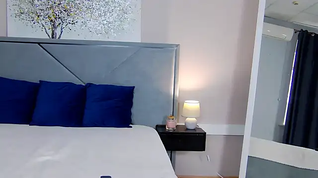 NicoleRosss online show from November 13, 2025, 8:40 am