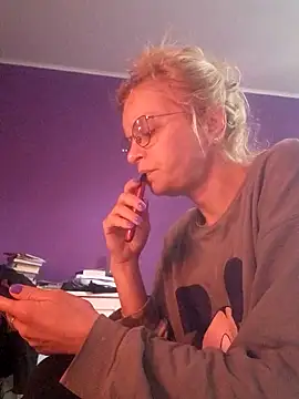 BritneyHudson online show from March 1, 2026, 6:46 am