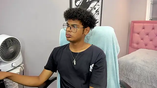 Snapshot of boylittle19cm chatting on October 29, 2025, 1:10 pm boylittle19cm online show from October 29, 2025, 1:10 pm