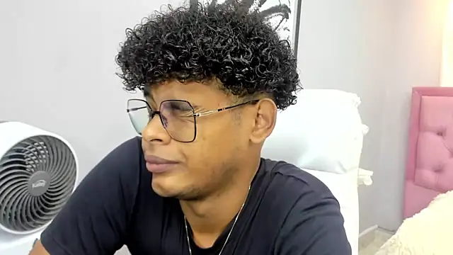 Snapshot of boylittle19cm chatting on November 20, 2025, 12:28 pm boylittle19cm online show from November 20, 2025, 12:28 pm