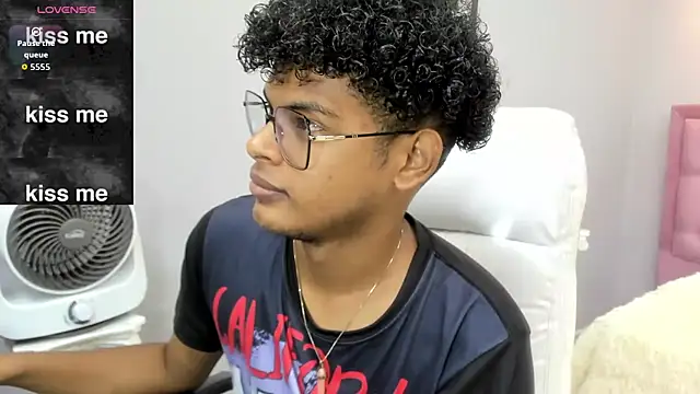 Snapshot of boylittle19cm chatting on November 29, 2025, 12:49 pm boylittle19cm online show from November 29, 2025, 12:49 pm