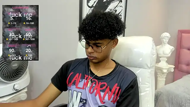 Snapshot of boylittle19cm chatting on November 9, 2025, 12:42 pm boylittle19cm online show from November 9, 2025, 12:42 pm