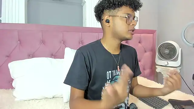 Snapshot of boylittle19cm chatting on September 25, 2025, 12:33 pm boylittle19cm online show from September 25, 2025, 12:33 pm